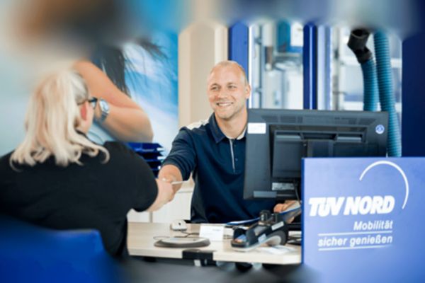 Symbolbild Kundenspräch beim TÜV-Besuch